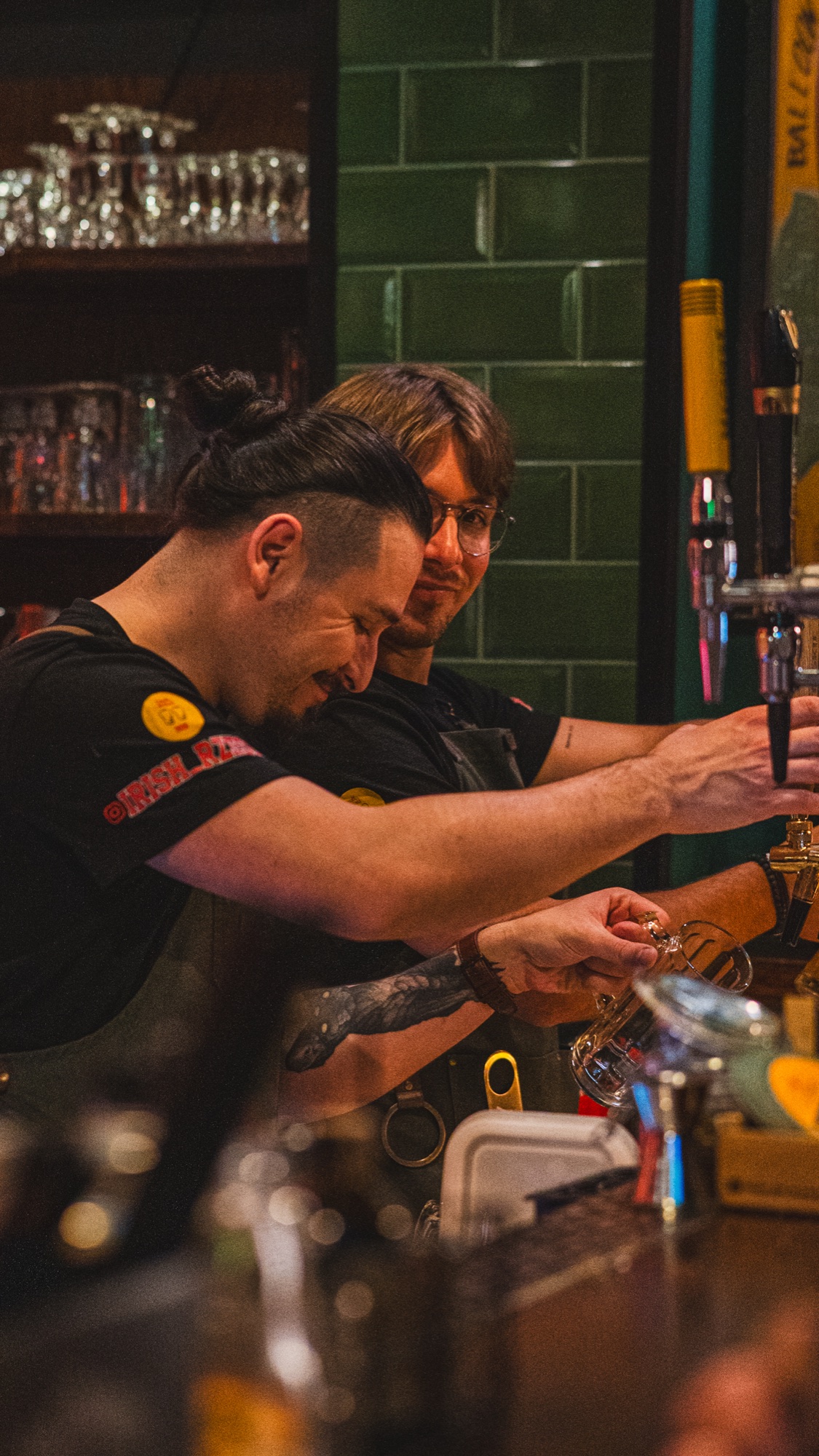 Zespół Irish Pub za barem